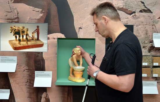 Die Ausstellung lädt jeden Besucher, ob mit oder ohne Behinderung, ob jung oder alt, zum aktiven Erleben ein. © Roemer- und Pelizaeus-Museum, Foto: Sh. Shalchi